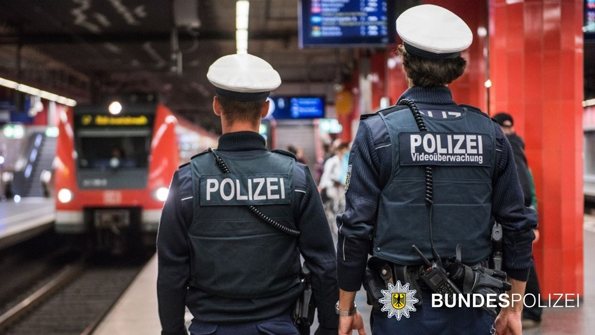 Bundespolizeidirektion München: Alkoholisierter S-Bahn-Surfer / Bundespolizei warnt vor lebensgefährlichem Unsinn! - Foto: presseportal.de