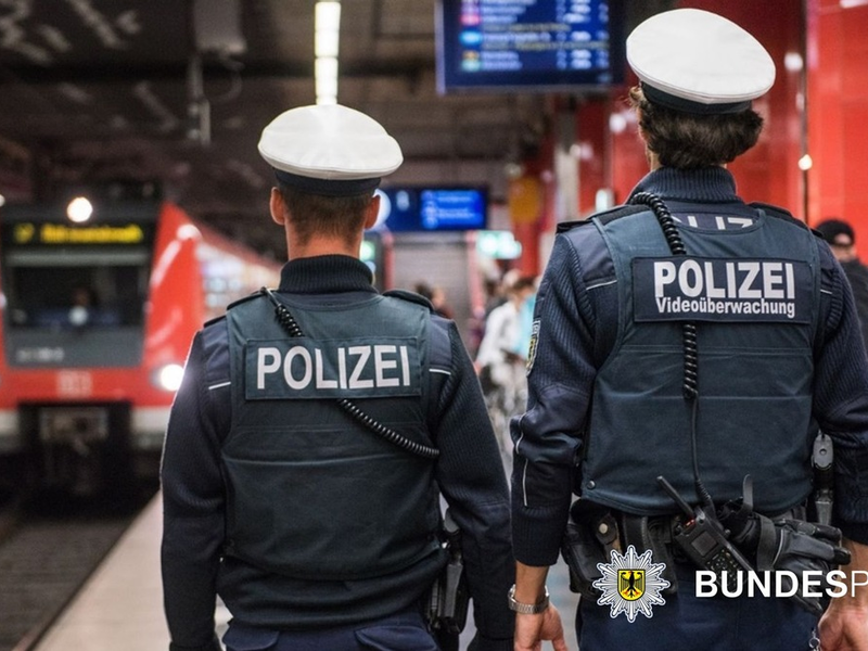 Bundespolizeidirektion München: Alkoholisierter S-Bahn-Surfer / Bundespolizei warnt vor lebensgefährlichem Unsinn! - Foto: presseportal.de