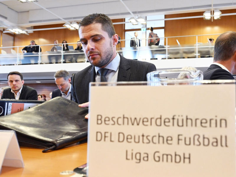 DFL-Geschäftsführer Marc Lenz wartet im Bundesverfassungsgericht auf den Beginn der Verhandlung. - Foto: Uli Deck/dpa