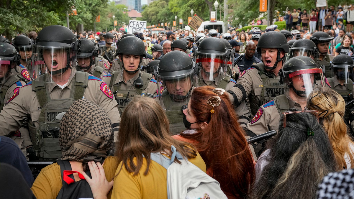 Texas State Troopers versuchen einen pro-palästinensischen Protest an der University of Texas aufzulösen. - Foto: Jay Janner/Austin American-Statesman/AP/dpa