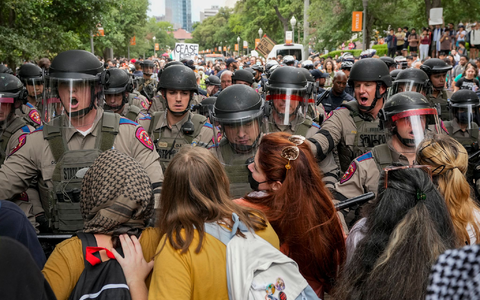 Texas State Troopers versuchen einen pro-palästinensischen Protest an der University of Texas aufzulösen. - Foto: Jay Janner/Austin American-Statesman/AP/dpa