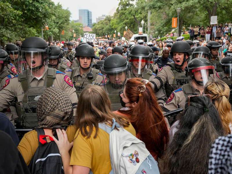 Texas State Troopers versuchen einen pro-palästinensischen Protest an der University of Texas aufzulösen. - Foto: Jay Janner/Austin American-Statesman/AP/dpa