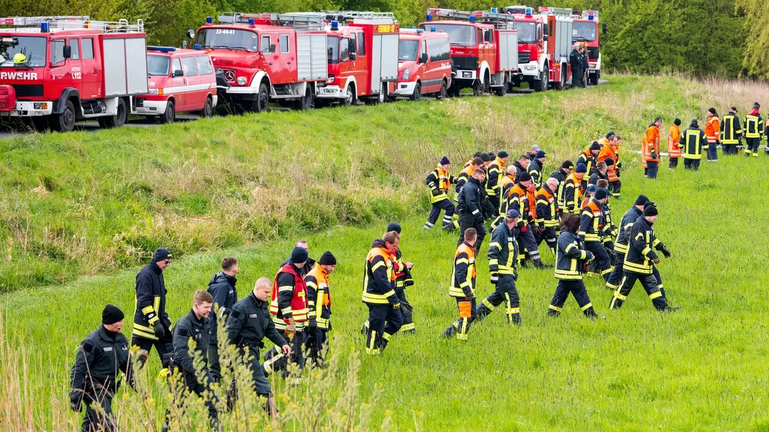 Ein Hubschrauber der Bundeswehr hilft bei der Suche nach dem vermissten Jungen. - Bild: Daniel Bockwoldt/dpa