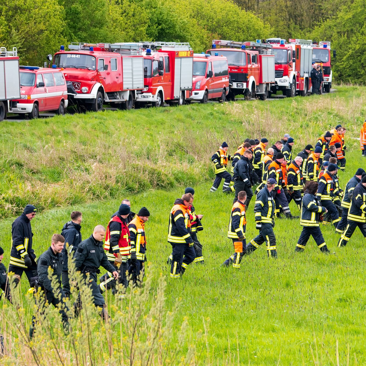 Ein Hubschrauber der Bundeswehr hilft bei der Suche nach dem vermissten Jungen. - Foto: Daniel Bockwoldt/dpa