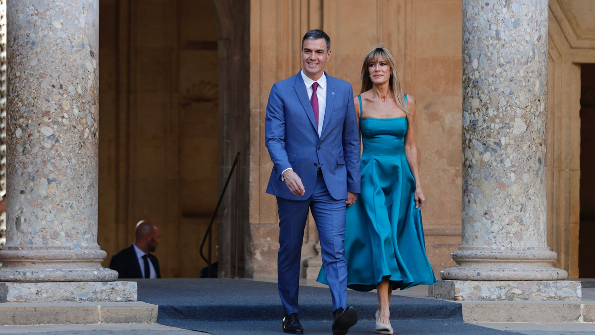 Spaniens Regierungschef Pedro Sanchez zusammen mit seiner Ehefrau Begona Gomez beim Gipfeltreffen der Europäischen Politischen Gemeinschaft in der Alhambra in Granada. - Foto: Álex Cámara/EUROPA PRESS/dpa