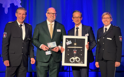 POL-HH: 240425-5. Polizeiseelsorger Patrick Klein zum Ehrenkommissar ernannt - Foto: presseportal.de