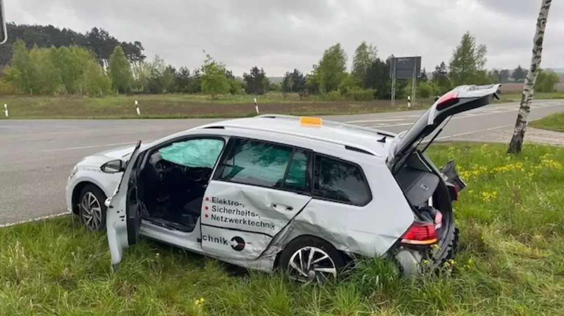 POL-LG: ++ drei Leichtverletze bei Verkehrsunfall - Kollision beim Abbiegen ++ Tat vereitelt - Trio auf Fahrraddiebstahl ++ ausgeflippt - junge Frau macht Randale ++ aufgefahren ++ - Bild: presseportal.de
