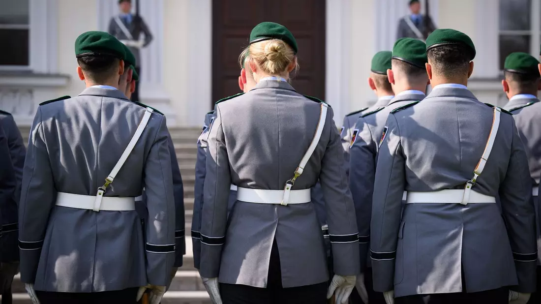 Soldaten der Ehrenformation der Bundeswehr vorm Schloss Bellevue. Künftig findet in Deutschland jeweils am 15. Juni der Nationale Veteranentag statt. - Bild: Bernd von Jutrczenka/dpa