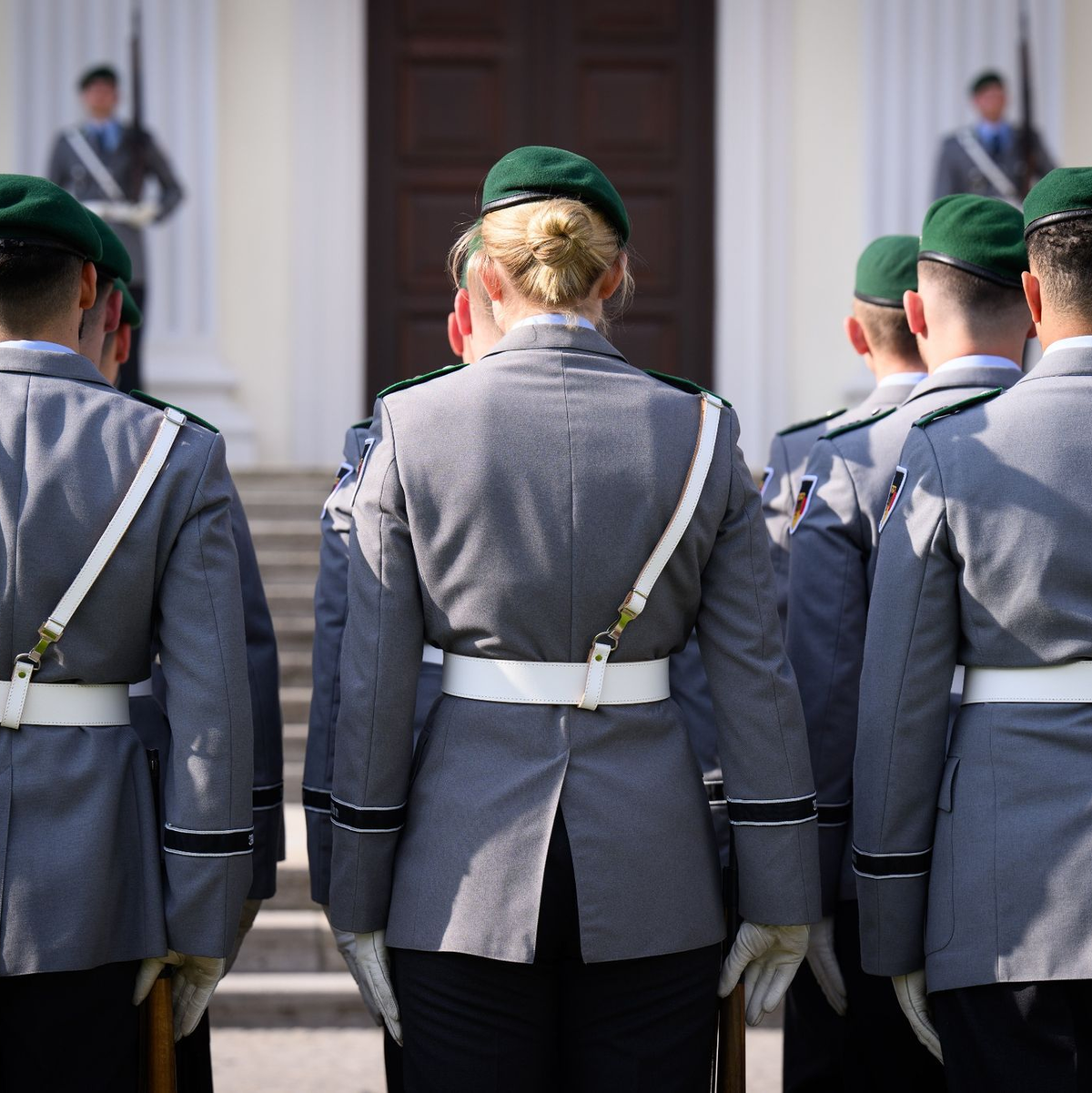 Soldaten der Ehrenformation der Bundeswehr vorm Schloss Bellevue. Künftig findet in Deutschland jeweils am 15. Juni der Nationale Veteranentag statt. - Foto: Bernd von Jutrczenka/dpa