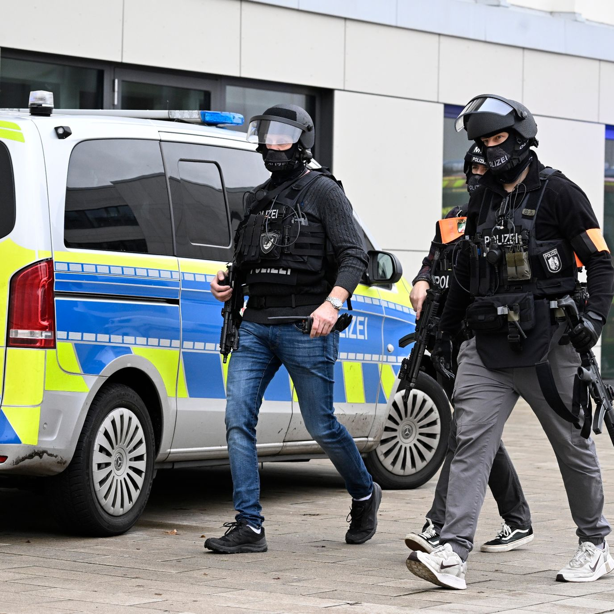 Polizei im Einsatz an dem Wuppertaler Gymnasium (Archivbild). - Foto: Roberto Pfeil/dpa