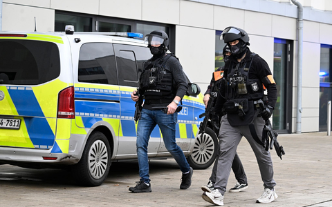 Polizei im Einsatz an dem Wuppertaler Gymnasium (Archivbild). - Foto: Roberto Pfeil/dpa
