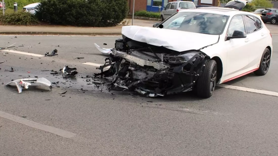 POL-MI: BMW bei Unfall stark beschädigt - Bild: presseportal.de