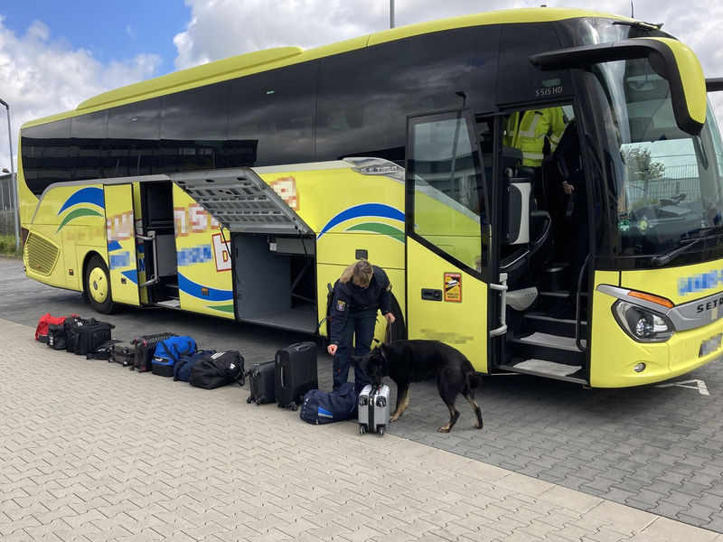 POL-WE: + Fernbuskontrollen auf der Autobahn + - Foto: presseportal.de