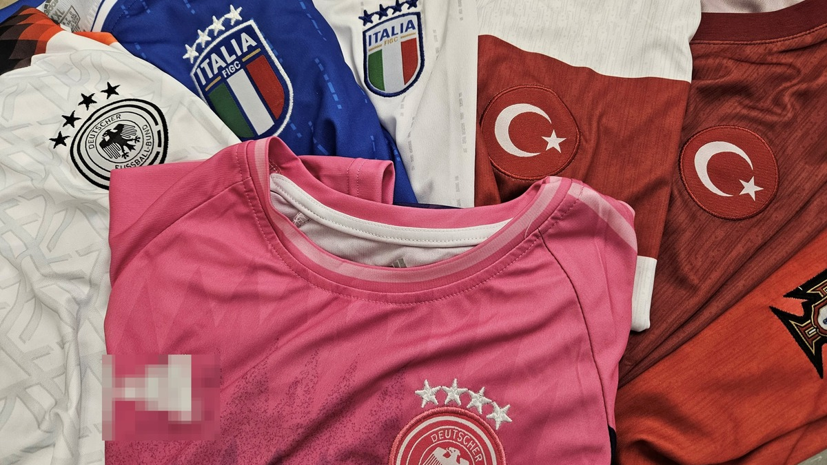 HZA-S: Gefälschte EM-Trikots gestoppt - Foto: presseportal.de