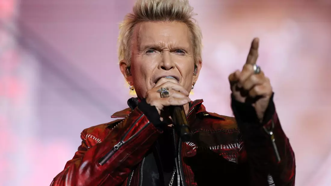 Der britische Sänger Billy Idol startete in den USA richtig durch. - Bild: Ginnette Riquelme/AP/dpa