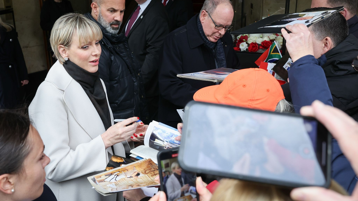 Fürstin Charlène und Fürst Albert II. von Monaco kommen am Hotel Vier Jahreszeiten an. - Foto: Christian Charisius/dpa