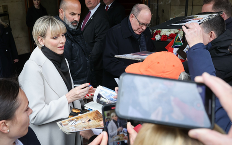 Fürstin Charlène und Fürst Albert II. von Monaco kommen am Hotel Vier Jahreszeiten an. - Foto: Christian Charisius/dpa