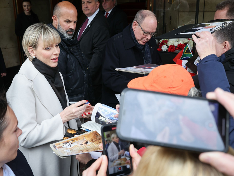 Fürstin Charlène und Fürst Albert II. von Monaco kommen am Hotel Vier Jahreszeiten an. - Foto: Christian Charisius/dpa