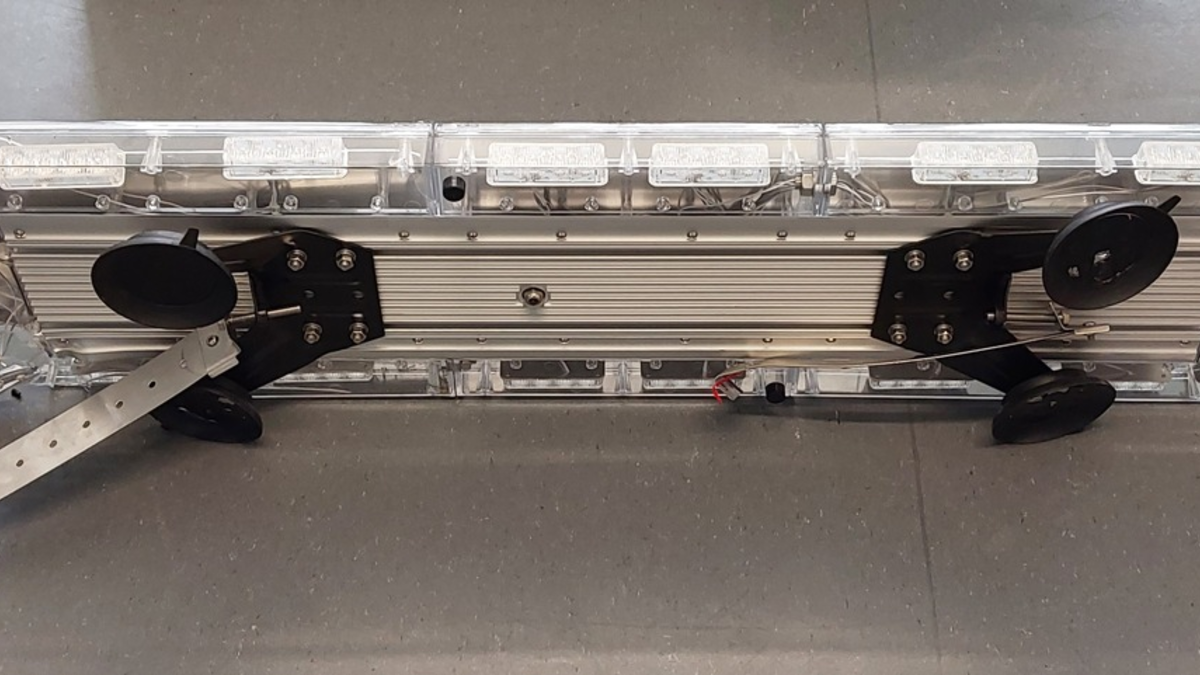 POL-HL: Ostholstein - Sierksdorf / Beleuchtungsbalken auf Autobahn verloren - Polizei sucht Eigentümer - Foto: presseportal.de