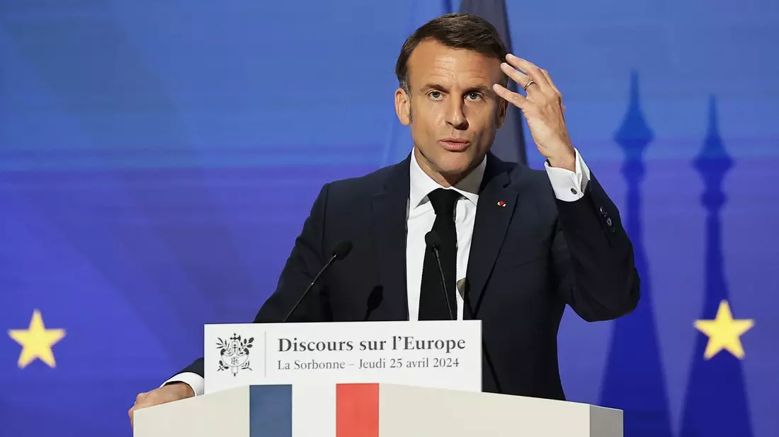 Der französische Präsident Emmanuel Macron fordert eine europäische Verteidigungsstrategie mit einer gemeinsamen Rüstungsindustrie und einer über Fonds der EU finanzierte beschleunigte Aufrüstung. - Bild: Christophe Petit Tesson/EPA POOL/AP/dpa