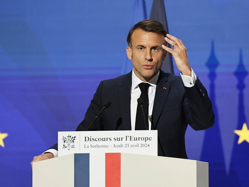 Der französische Präsident Emmanuel Macron fordert eine europäische Verteidigungsstrategie mit einer gemeinsamen Rüstungsindustrie und einer über Fonds der EU finanzierte beschleunigte Aufrüstung. - Foto: Christophe Petit Tesson/EPA POOL/AP/dpa