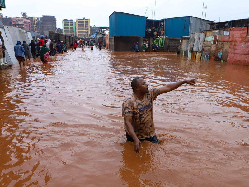 Bewohner retten ihr Hab und Gut nach schweren Regenfällen in den Mathare-Slums von Nairobi. - Foto: Joy Nabukewa/XinHua/dpa