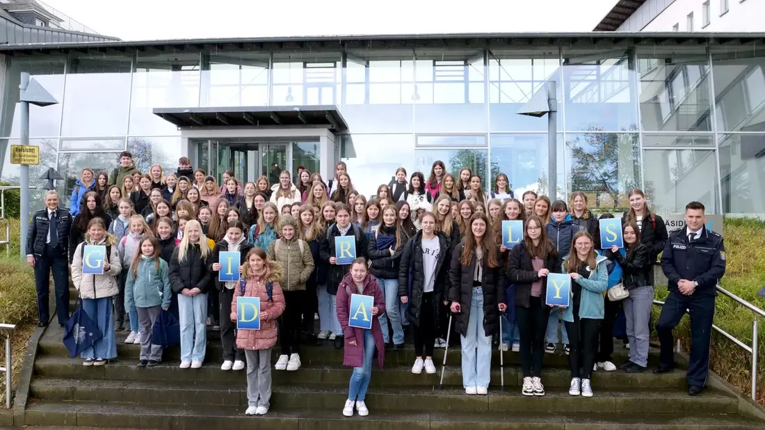POL-OH: Girls'Day - 85 Mädels schnuppern in die Vielfalt der Polizei - Bild: presseportal.de
