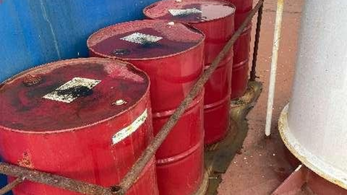 WSPI-OLD: Wasserschutzpolizei findet rostige Altölfässer auf einem Seeschiff in Nordenham - Foto: presseportal.de