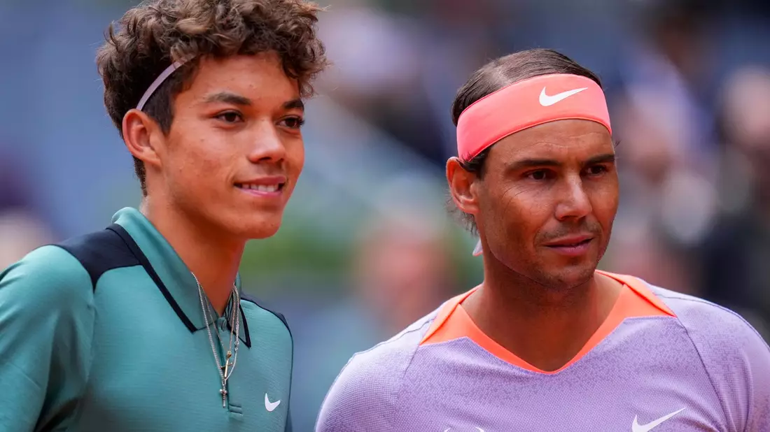 Rafael Nadal (r) erteilte dem erst 16 Jahre alten US-Amerikaner Darwin Blanch in Madrid eine Lehrstunde. - Bild: Manu Fernandez/AP/dpa