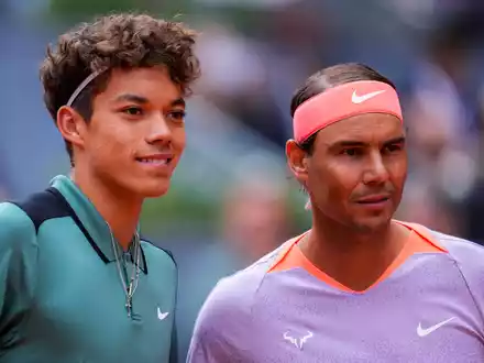 Rafael Nadal (r) erteilte dem erst 16 Jahre alten US-Amerikaner Darwin Blanch in Madrid eine Lehrstunde. - Foto: Manu Fernandez/AP/dpa