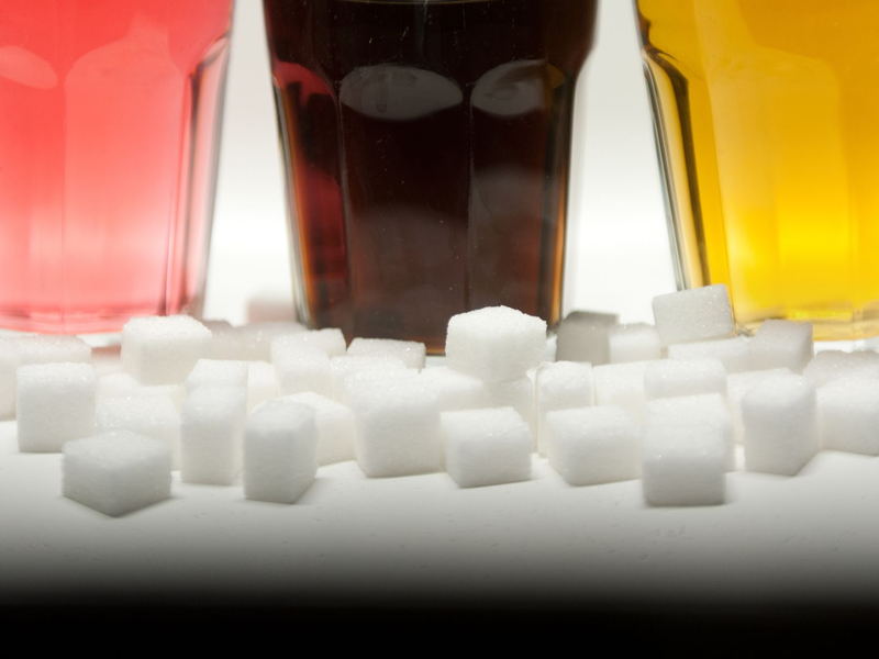 In vielen Limos und Energy-Drinks ist eine Menge Zucker enthalten. - Foto: Monika Skolimowska/dpa