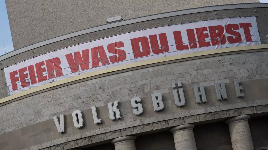Die Berliner Volksbühne nimmt Abschied von René Pollesch. - Bild: Sebastian Christoph Gollnow/dpa