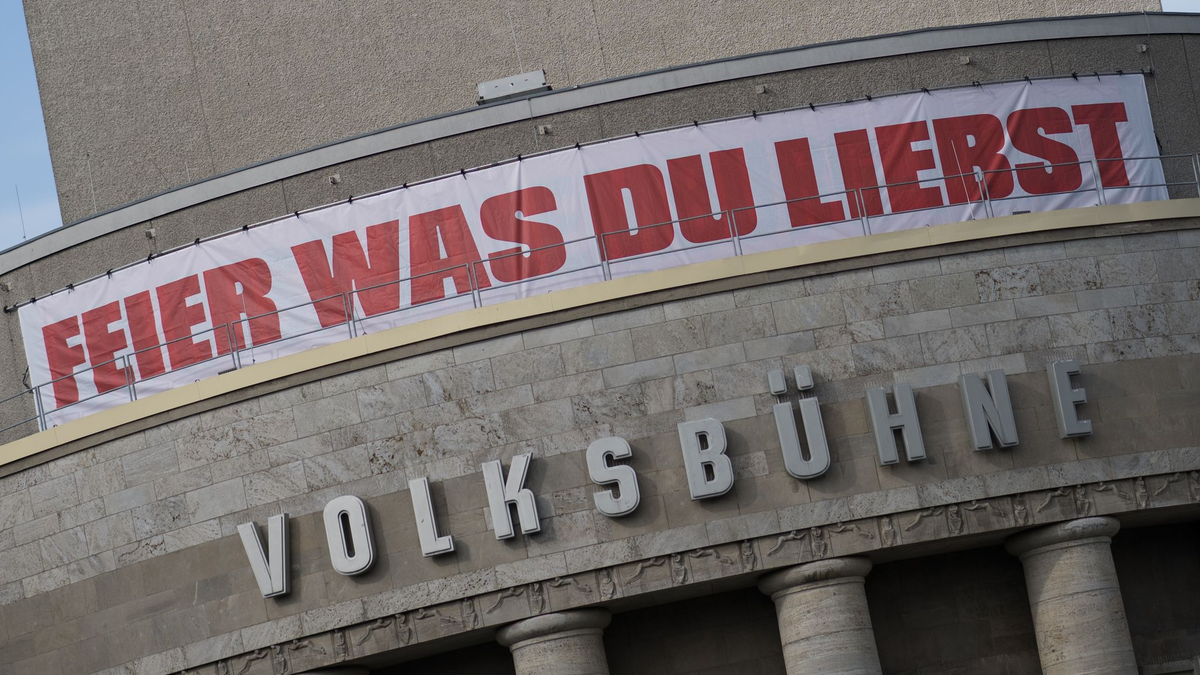 Die Berliner Volksbühne nimmt Abschied von René Pollesch. - Foto: Sebastian Christoph Gollnow/dpa