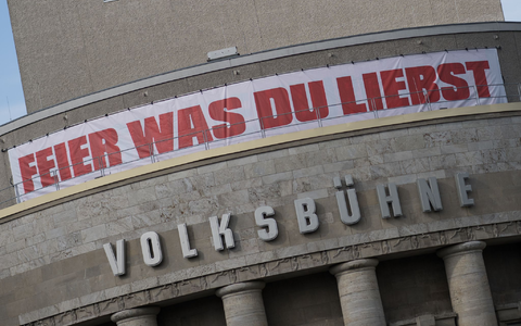 Die Berliner Volksbühne nimmt Abschied von René Pollesch. - Foto: Sebastian Christoph Gollnow/dpa