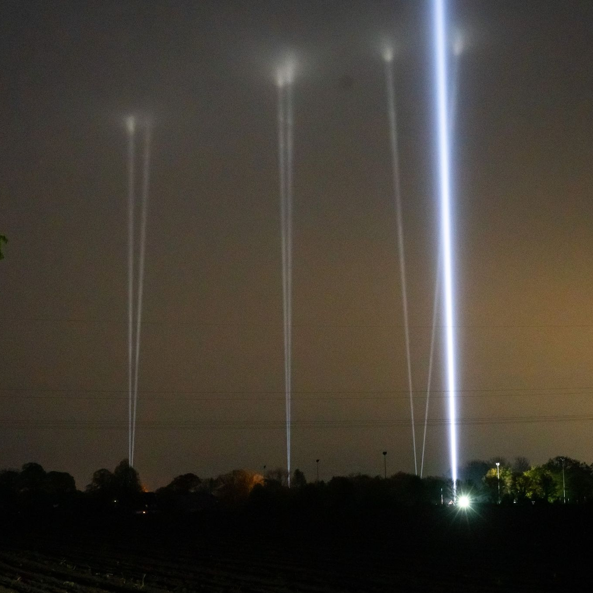 Bei der Suche werden nun auch Kinderlieder gespielt und sogenannte Skybeamer eingesetzt. - Foto: Jonas Walzberg/dpa