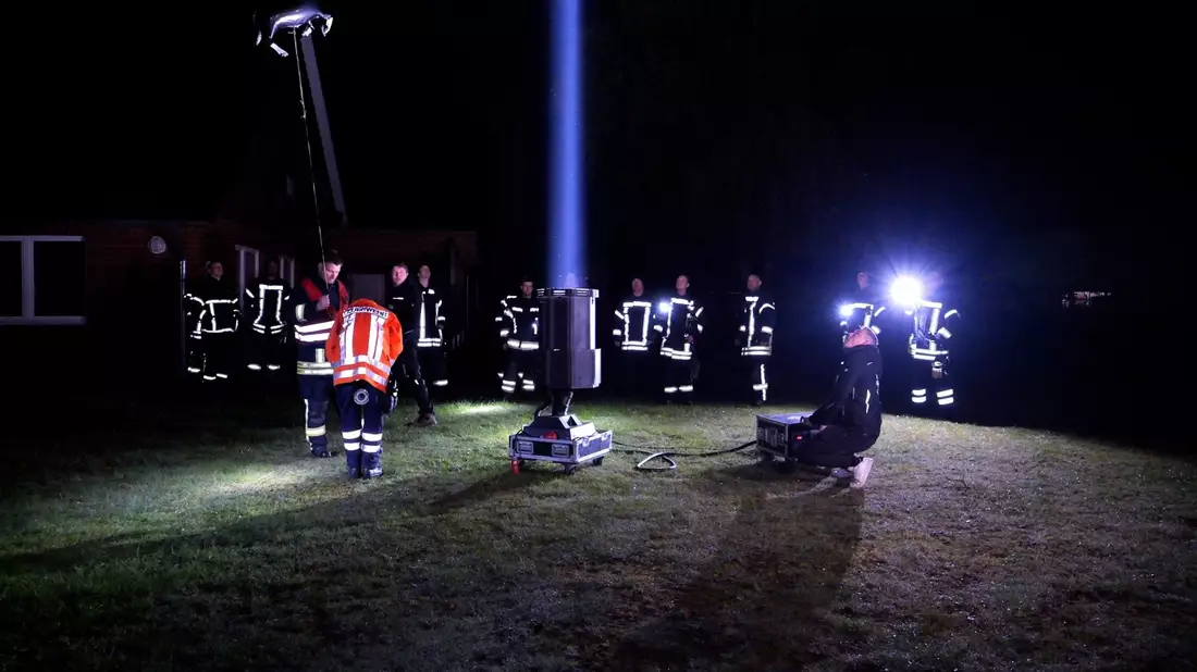 Bei den Skybeamern handelt es sich um Scheinwerfer, die Lichtkegel in den Himmel projizieren. - Bild: Jörn Hüneke/dpa