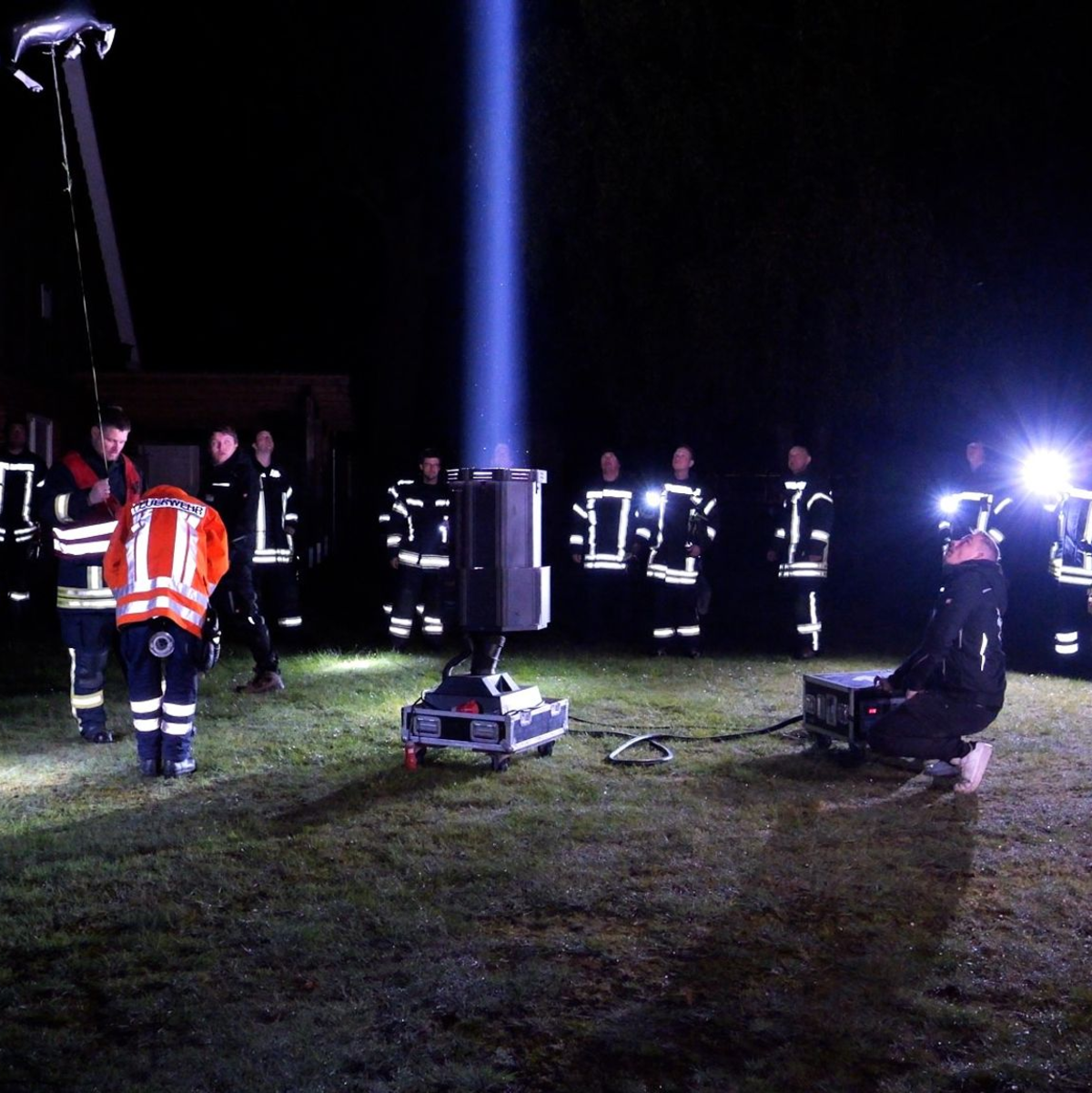 Bei den Skybeamern handelt es sich um Scheinwerfer, die Lichtkegel in den Himmel projizieren. - Foto: Jörn Hüneke/dpa