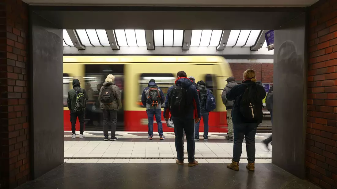Mehr als die Hälfte der großen Unternehmen in Deutschland bietet das 49-Euro-Abo ihren Beschäftigten als Jobticket vergünstigt an. - Bild: Jörg Carstensen/dpa