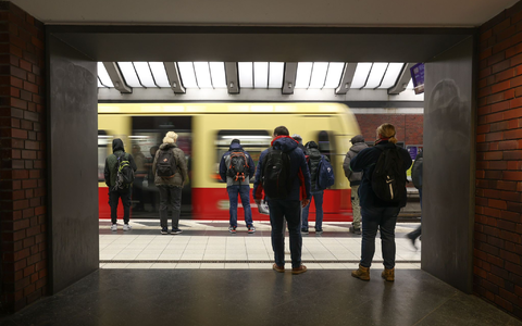 Mehr als die Hälfte der großen Unternehmen in Deutschland bietet das 49-Euro-Abo ihren Beschäftigten als Jobticket vergünstigt an. - Foto: Jörg Carstensen/dpa