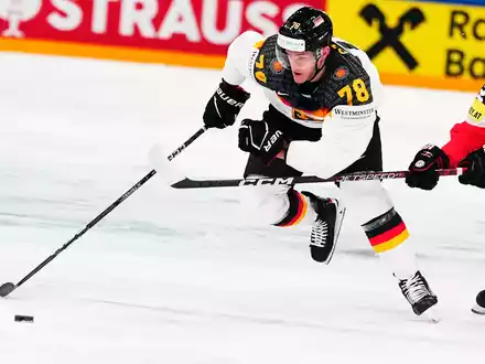 NHL-Profi Nico Sturm verstärkt das deutsche Eishockey-Nationalteam. - Foto: Pavel Golovkin/AP/dpa
