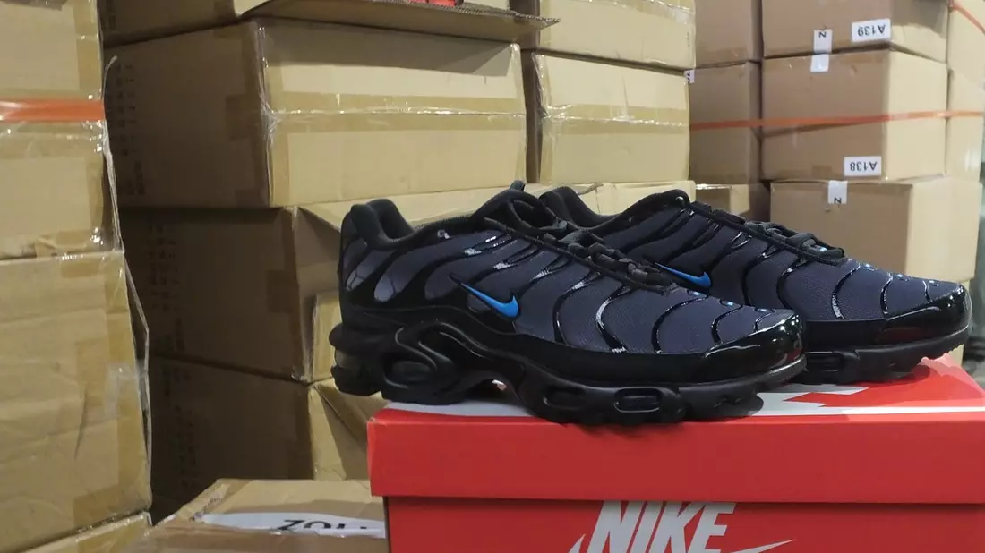 HZA-HH: Hamburger Zoll stoppt Markenpiraterie//Über 15.000 Stück gefälschte Nike-Schuhe vernichtet - Bild: presseportal.de