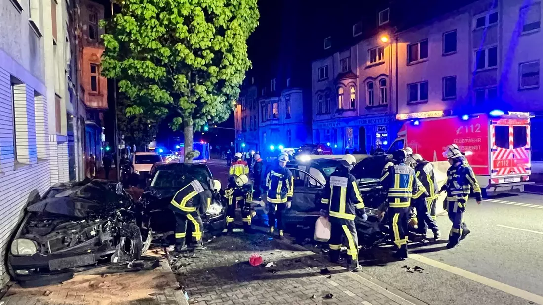 FW-BO: Schwerer Verkehrsunfall auf der Herner Straße in Riemke - Vorbildliche Ersthelfer aber auch Probleme durch Schaulustige - Bild: presseportal.de