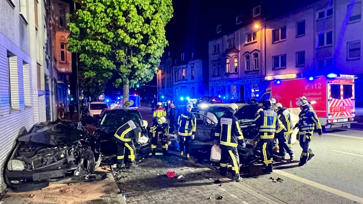 FW-BO: Schwerer Verkehrsunfall auf der Herner Straße in Riemke - Vorbildliche Ersthelfer aber auch Probleme durch Schaulustige - Foto: presseportal.de