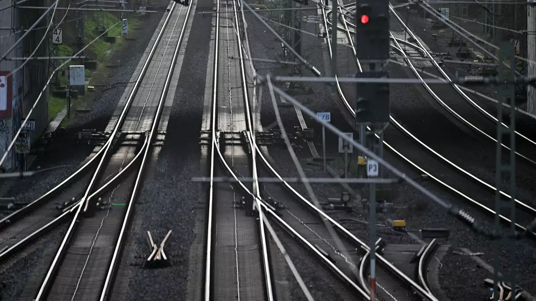 Kabeldiebe haben den Zugverkehr in Teilen des Ruhrgebiets und im Norden Nordrhein-Westfalens über Stunden lahmgelegt. - Bild: Federico Gambarini/dpa
