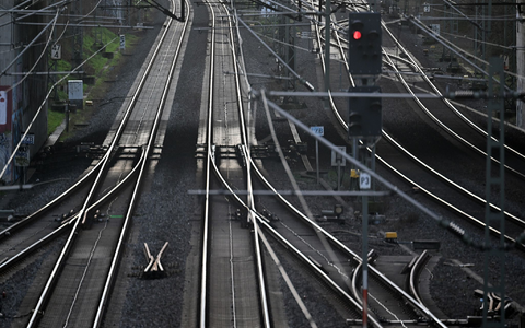 Kabeldiebe haben den Zugverkehr in Teilen des Ruhrgebiets und im Norden Nordrhein-Westfalens über Stunden lahmgelegt. - Foto: Federico Gambarini/dpa