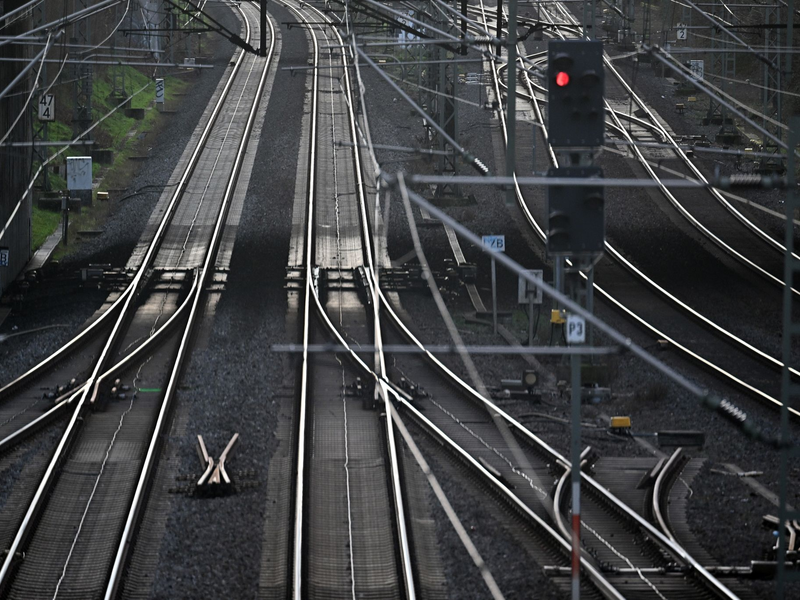 Kabeldiebe haben den Zugverkehr in Teilen des Ruhrgebiets und im Norden Nordrhein-Westfalens über Stunden lahmgelegt. - Foto: Federico Gambarini/dpa