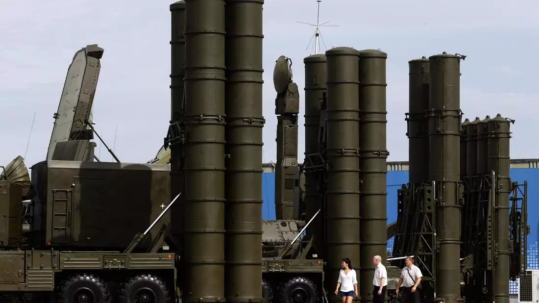 Das System S-300 dient eigentlich der Flugabwehr. Im Ukrainekrieg werden die Raketen aber oft auch zum Beschuss feindlicher Bodenziele eingesetzt. - Bild: Maxim Shipenkov/epa/dpa