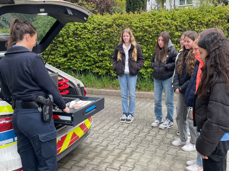 POL-PPTR: Abwechslungsreicher Girls' Day bei der Polizeiinspektion Baumholder - Foto: presseportal.de