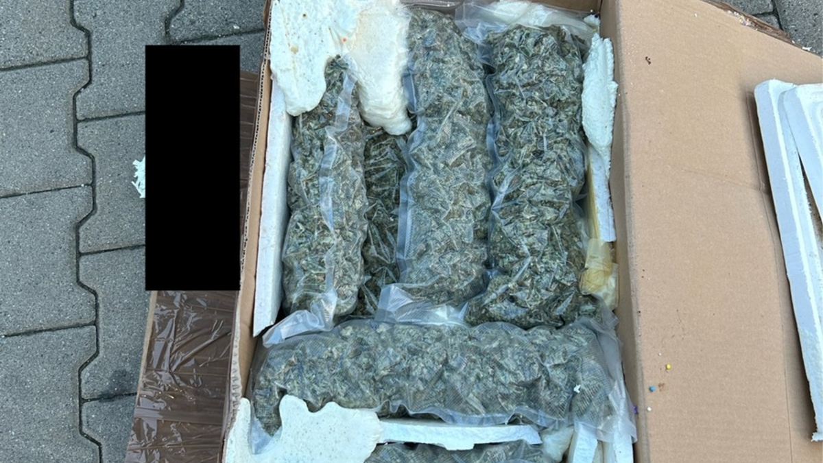 HZA-UL: Mit Röntgen und Hund/Zoll findet 1,6 Kilogramm Marihuana in Postsendung - Foto: presseportal.de