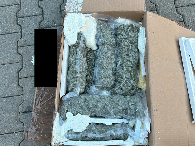 HZA-UL: Mit Röntgen und Hund/Zoll findet 1,6 Kilogramm Marihuana in Postsendung - Foto: presseportal.de